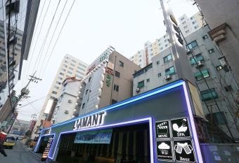 Motel Lamant allows 18 year olds to book a room