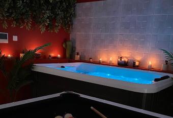 House Spa Privatif - Jaccuzi et Sauna has Balcony rooms
