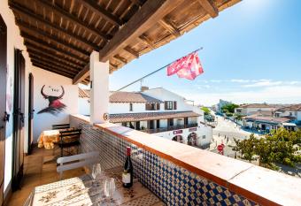 Le Tau has Balcony rooms