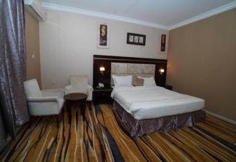 Al Masem Luxury Hotel Suites 3 Al Ahsa has rooms with a private hot tub