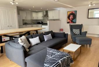 * SUPERB CENTRAL CHELTENHAM ABODE * has Balcony rooms