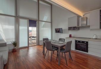 Luxury Loft - Terrazzo e Posto Auto - Adriano 51B allows 18 year olds to book a room