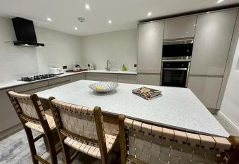 4 BR Heswall Hideaway has Balcony rooms