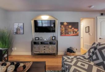 Amazing Plaza Location 2BR 2BTH allows 18 year olds to book a room