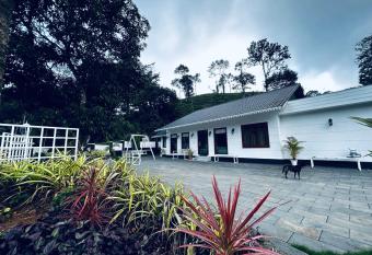 Mist Cottage has Balcony rooms