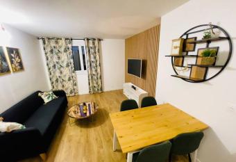 Magnifique appartement de 4 chambres 8 personnes max    20 minutes de Paris allows 18 year olds to book a room