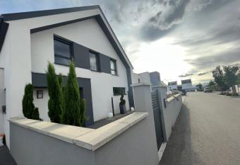 Chambre d h  te Coquelicots has Balcony rooms