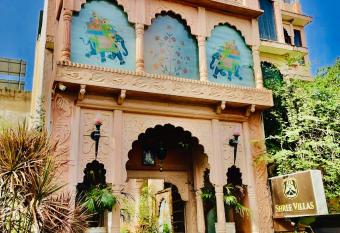 Hotel Shri Vilas Jaipur has rooms with a private hot tub