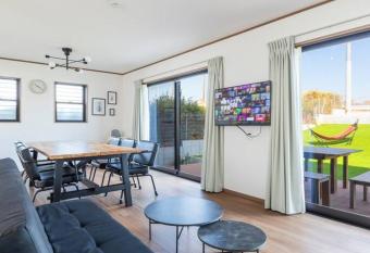              SealightVilla A    has Balcony rooms