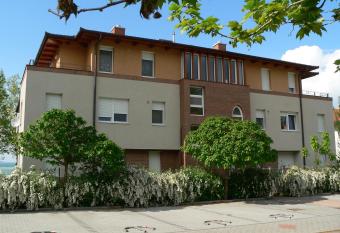   gnes Apartman - k  zvetlen Balaton-parti sz  ll  shely has Balcony rooms