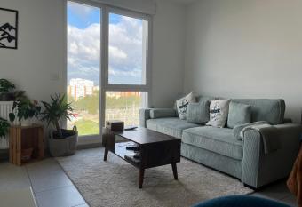 T2 au pieds du m  tro, la soie has Balcony rooms