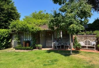 The Garden Studio has Balcony rooms