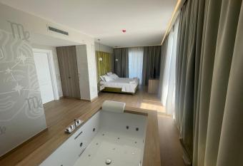 SACA HOTEL has rooms with a private hot tub