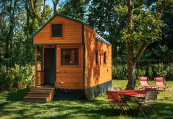 Camping les rives de Paris allows 18 year olds to book a room