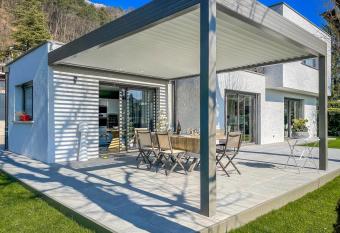 Villa de Charme, jacuzzi, 3 chambres, Proche Grenoble has Balcony rooms