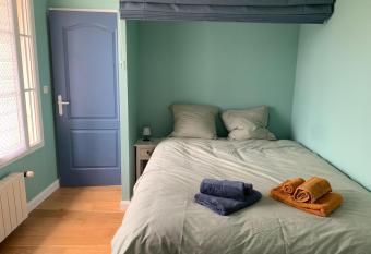 Chambre Crazannes has Balcony rooms