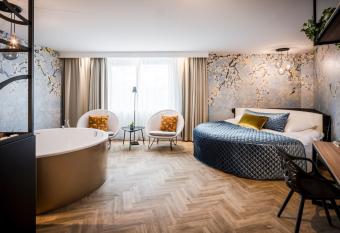 Hotel Van der Valk Maastricht allows 18 year olds to book a room