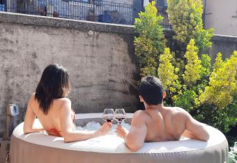 Jacuzzi/Private Garden/self check-in/FreeParking has rooms with a private hot tub