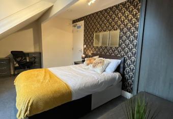Guest House in City Centre with en-suites & fast wifi has Balcony rooms