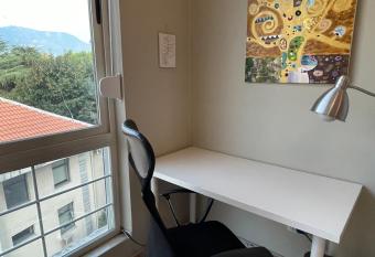 Pine-Tree Spacious 2 BDR Apartment near Tanners  Bridge with hot tub has rooms with a private hot tub