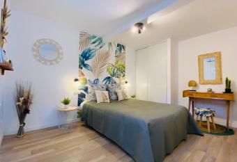 Cocon cosy avec un jardin has Balcony rooms