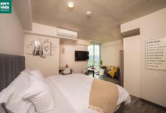 Alice in Secrtland Sabana near to airport king bed allows 18 year olds to book a room