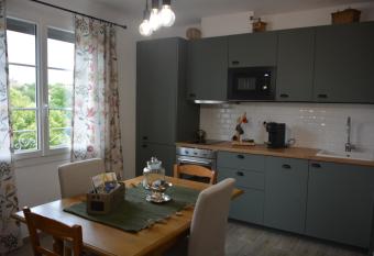 Villa ELISABETH allows 18 year olds to book a room