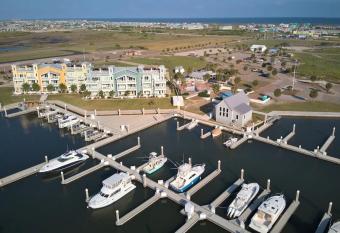 By Air & By Sea has rooms with a private hot tub