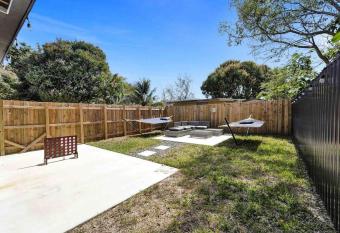 Newly renovated/Near Sunny isles beach/fre-parking allows 18 year olds to book a room