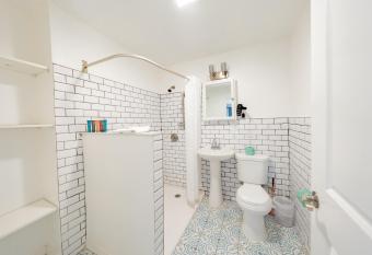 Tropical Breeze - Formerly Wells Manor Since 1953 has Balcony rooms