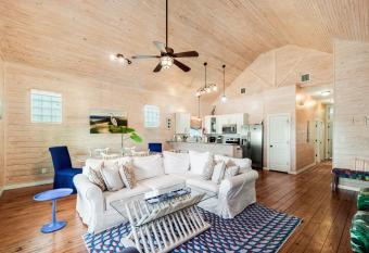 Bird in Paradise has rooms with a private hot tub