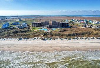 Mayan Princess 101 Beachfront Resort has rooms with a private hot tub