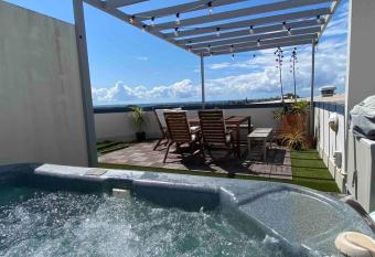 High tide Hideaway: ocean view unit w/ rooftop spa has rooms with a private hot tub