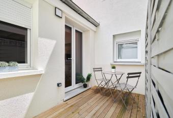 The Crush - Hypercentre - Notre-Dame has Balcony rooms