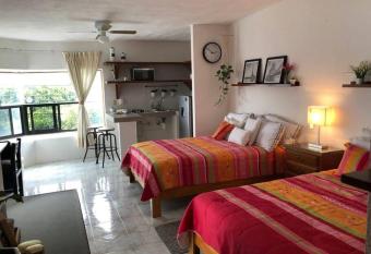 Apartaestudio #9 Aire acondicionado & cochera allows 18 year olds to book a room