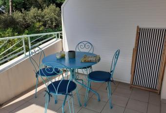 Les Sens du Veillon allows 18 year olds to book a room