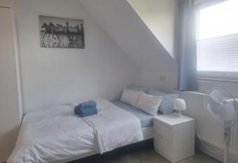 Studio Apartment 21 - 3L3 allows 18 year olds to book a room