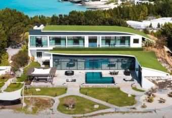 Nurai Losin has rooms with a private hot tub