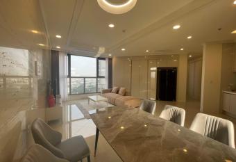 Luxury Bedrooms In Starlake Daewoo Ho Tay VIE has rooms with a private hot tub