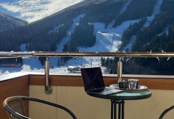 Majestic Mountain Views: Charming 1-BR Hideaway has Balcony rooms