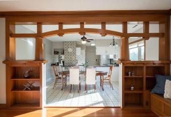 Charming Top Floor Gem in Downtown DSM allows 18 year olds to book a room