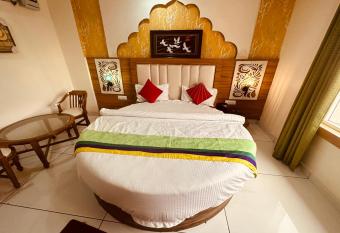The Tropical Roots - Near Har Ki Pauri has Balcony rooms