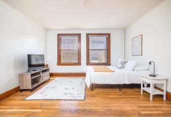 Charming Downtown Studio Ideal for Two allows 18 year olds to book a room