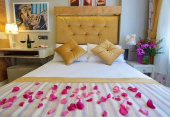 Just Inn Hotel allows 18 year olds to book a room