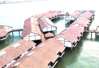 Le Seaview PortDickson has rooms with a private hot tub