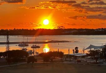Broadwater Parklands Paradise has rooms with a private hot tub