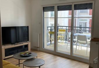 Very nice 40m quiet with parking space has Balcony rooms