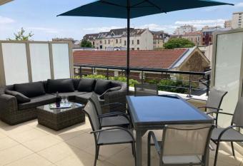 Very nice and quiet 42 m in Suresnes with parking has Balcony rooms
