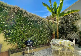 Viareggio ampia casa con giardino allows 18 year olds to book a room