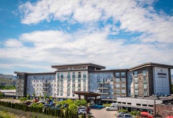 Sandman Signature Kamloops Hotel has rooms with a private hot tub